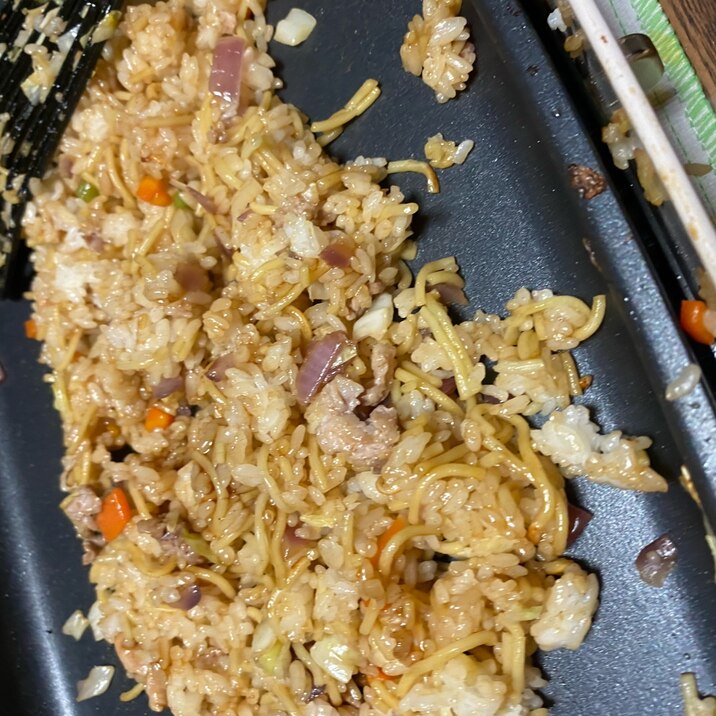 ブルーノで紫玉ねぎとにんじんのそばめし